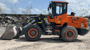 CARGADOR FRONTAL DEVELON SD200 - 0698