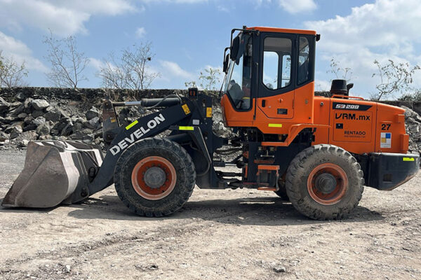 CARGADOR FRONTAL DEVELON SD200 - 0698