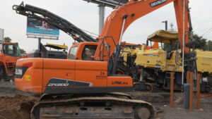 EXCAVADORA DEVELON DX200-3B  - 1020
