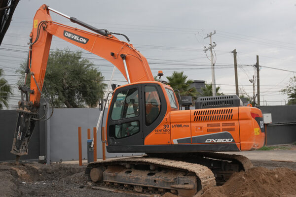EXCAVADORA DEVELON DX200-3B  - 1020 - Imagen 2