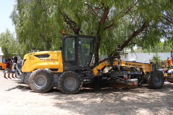 MOTONIVELADORA NEW HOLLAND RG140 - 9999