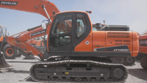 EXCAVADORA DEVELON DX200-3B  - 1026