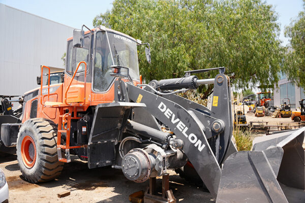 CARGADOR FRONTAL DEVELON SD310 - 0435