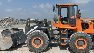 CARGADOR FRONTAL DEVELON SD310 - 0435