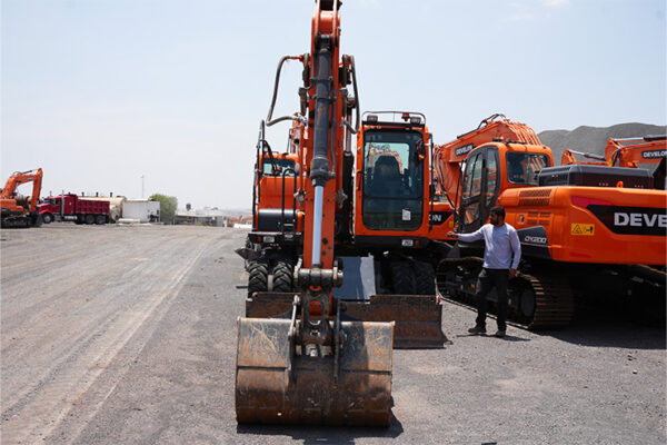 EXCAVADORA DEVELON DX140W - 9666 - Imagen 3