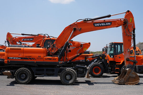EXCAVADORA DEVELON DX210WA - 6579