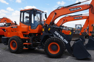 CARGADOR FRONTAL DEVELON SD200 - 0857